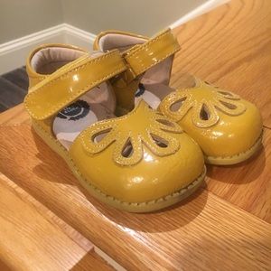 Girl’s shoes size 6